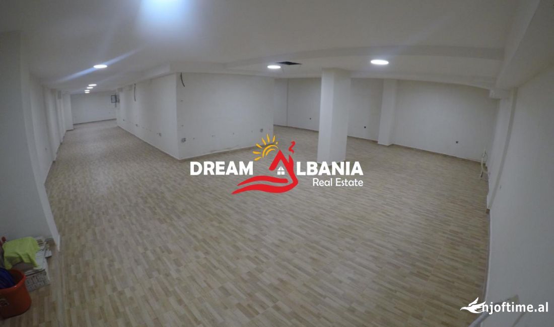 Magazine me qera ne Bulevardi Zogu i Pare, pane Ministrise se Drejtesise ne Tirane (ID 4281093)