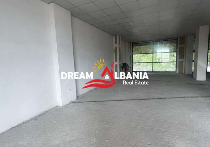 Ambiente Commerciale in Affitto 3+1 a Tirana - 1,500 Euro