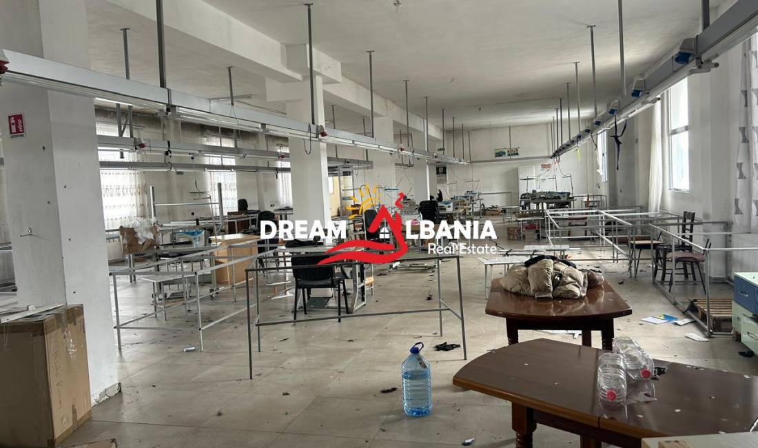 Jepet me qera Magazine Ne Zonen e Saukut te Vjeter (ID 4281223)