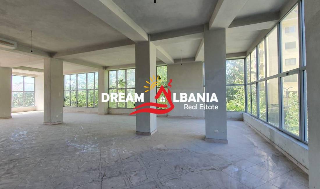 Ambjent Biznesi per Shitje prane Shkolles se Bashkuar (ID 4171516)