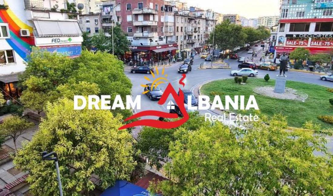 Shiten dy dyqane buze rruge ne Bllok, prane Petro Ninit (ID 4171520)