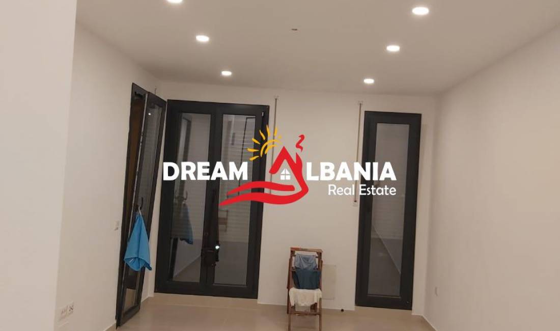 Jepet me qira ambjent zyre, ne Kompleksin Zirkon, prane Pediatrise, ne Tirane (ID 42111021)