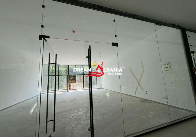 Ambiente Commerciale in Affitto 3+1 a Tirana - 2,800 Euro