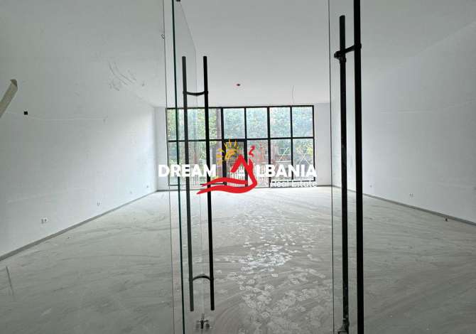Ambiente Commerciale in Affitto 3+1 a Tirana - 2,800 Euro