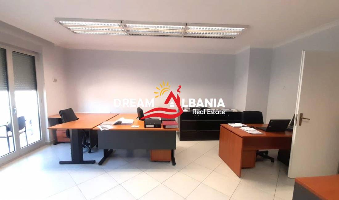 Ambjent per zyra me qera ne Bllok prane Librit Universitar (ID 4261944).