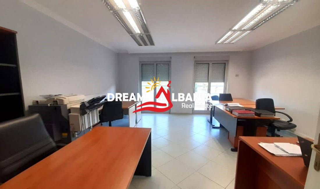 Ambjent per zyra me qera ne Bllok prane Librit Universitar (ID 4261944).