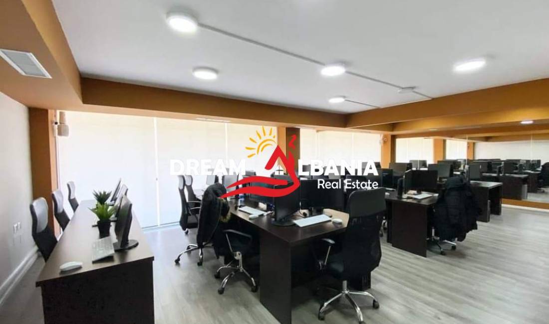 Jepet me qera ambient per zyra ne zonen e Bllokut, prane Petro Nini (ID 4261964)