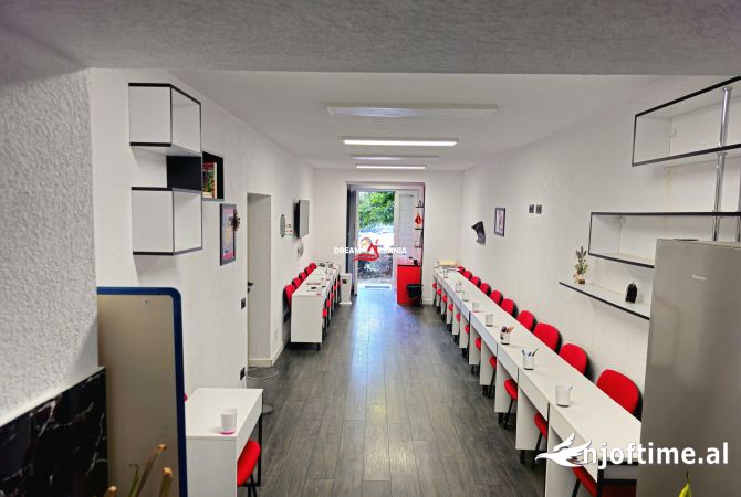 Ambiente Commerciale in Affitto 3+1 a Tirana - 750 Euro