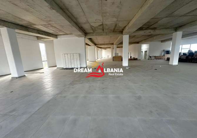 Ambiente Commerciale in Affitto 4+1 a Tirana - 3,500 Euro