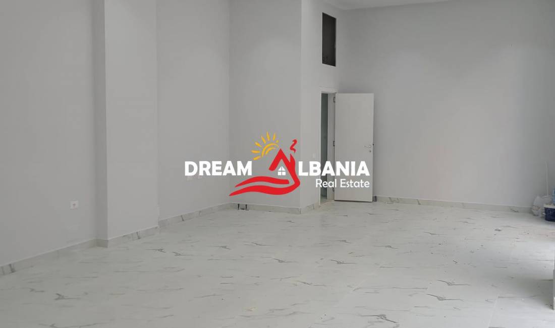 Jepet me qera ambjent biznesi tek Fusha e Aviacionit, prane Supermarket Xhangollit (ID 42711005)