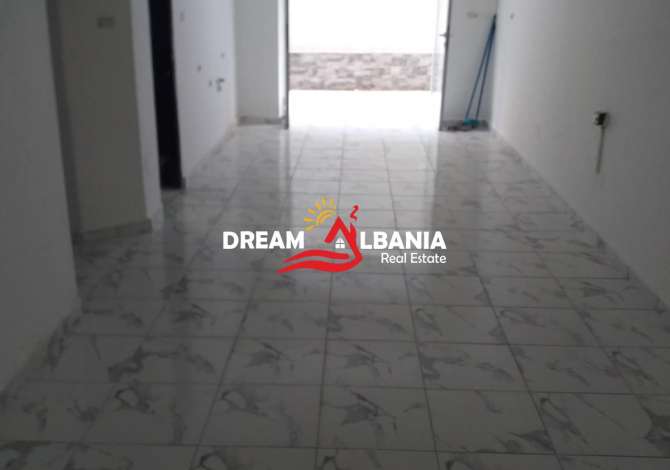 Jepet dyqan me qera tek rruga e Dibres, prane fakultetit te mjekesise, 45 m² ( 42711008)