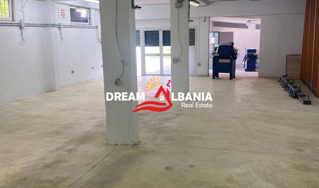 Magazine me qera ne zonen e Fushes se Aviacionit, prane shkolles Dhora Leka, Tirane (ID 4281245)