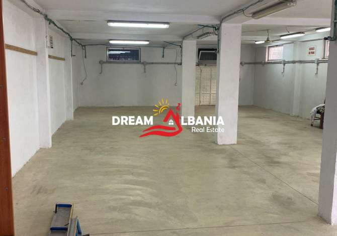 Magazine me qera ne zonen e Fushes se Aviacionit, prane shkolles Dhora Leka, Tirane (ID 4281245)