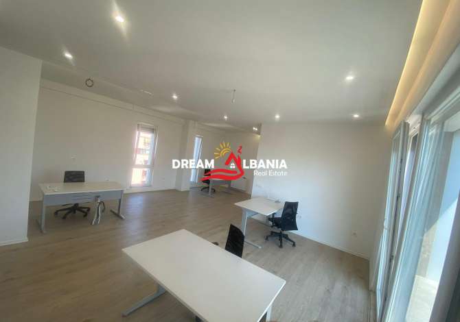 Ambiente Commerciale in Affitto 3+1 a Tirana - 1,500 Euro