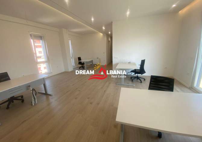 Ambiente Commerciale in Affitto 3+1 a Tirana - 1,500 Euro