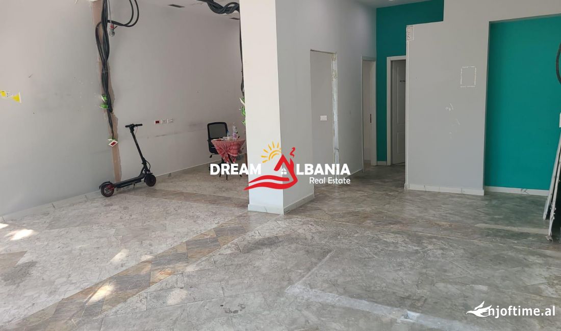 Jepen me qera 2 ambjente prane kryqezimit te 21 Dhjetorit, ne Tirane (ID 42711016)