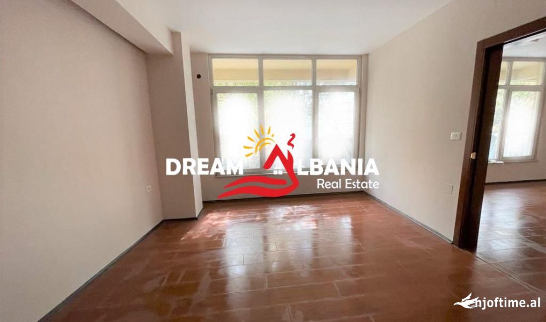 Jepet me qera Ambient Biznesi ne rrugen e Durrsit prane Komisariatit Nr.3 ne Tirane (ID 4261759)