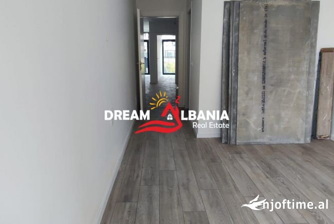 Ambiente Commerciale in Affitto 3+1 a Tirana - 1,300 Euro