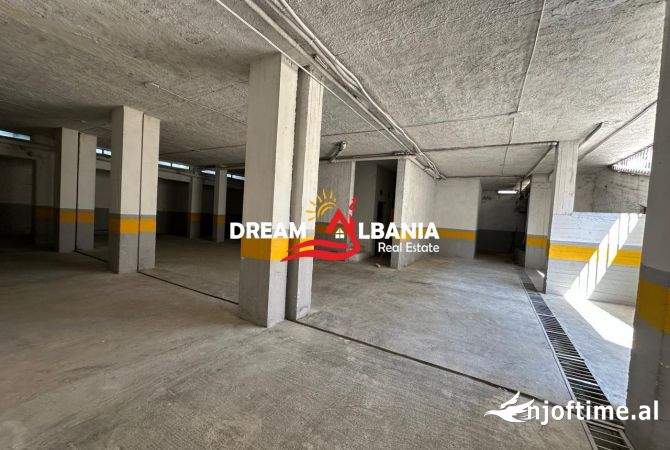 Shitet ambient me garazhe tek Komuna e Parisit, prane Kristal Center (ID 4181093)