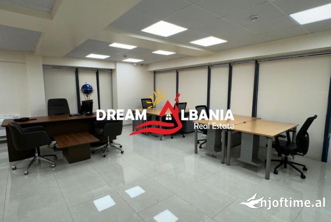 Ambiente Commerciale in Affitto 3+1 a Tirana - 1,500 Euro