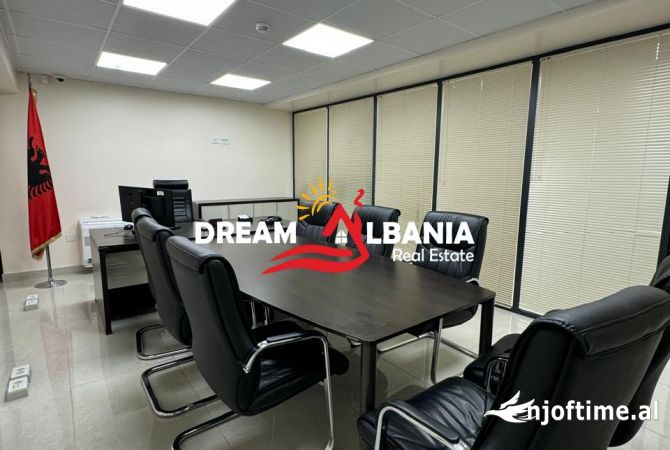 Ambiente Commerciale in Affitto 3+1 a Tirana - 1,500 Euro