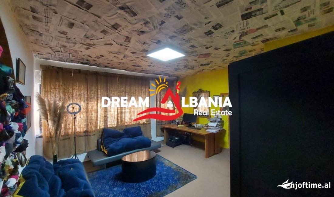 Shiten 2 Kate Vile ne Myslym Shyri prane Credins Bank, ne Tirane (ID 4151166)