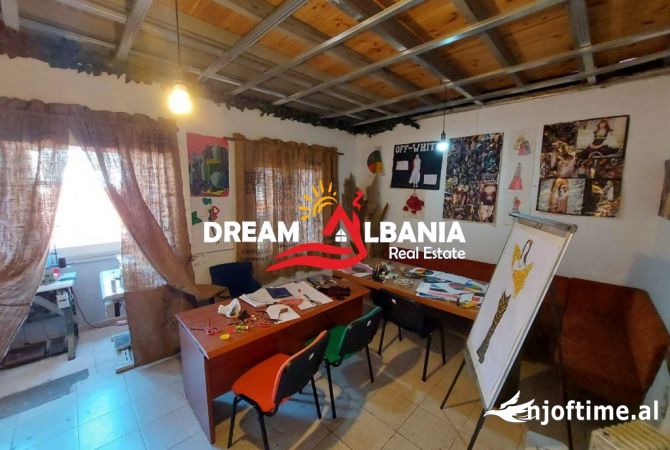 Shiten 2 Kate Vile ne Myslym Shyri prane Credins Bank, ne Tirane (ID 4151166)