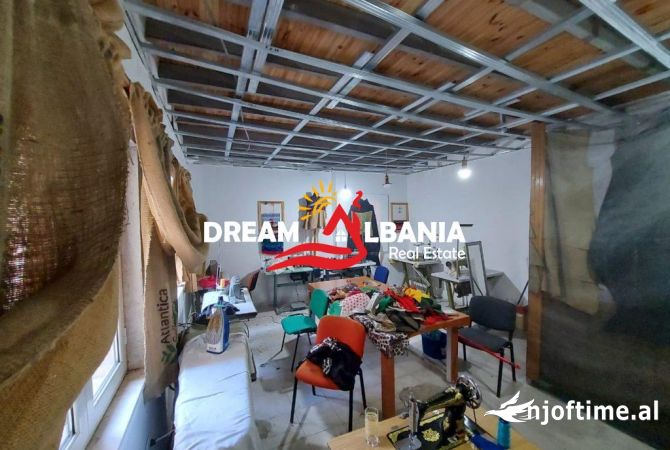 Shiten 2 Kate Vile ne Myslym Shyri prane Credins Bank, ne Tirane (ID 4151166)