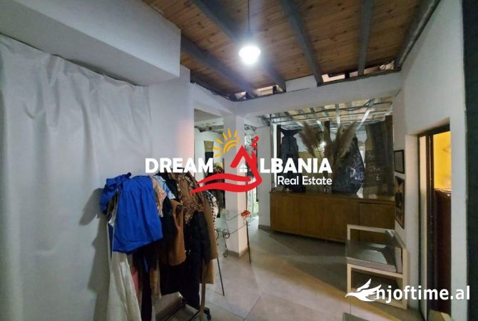 Shiten 2 Kate Vile ne Myslym Shyri prane Credins Bank, ne Tirane (ID 4151166)