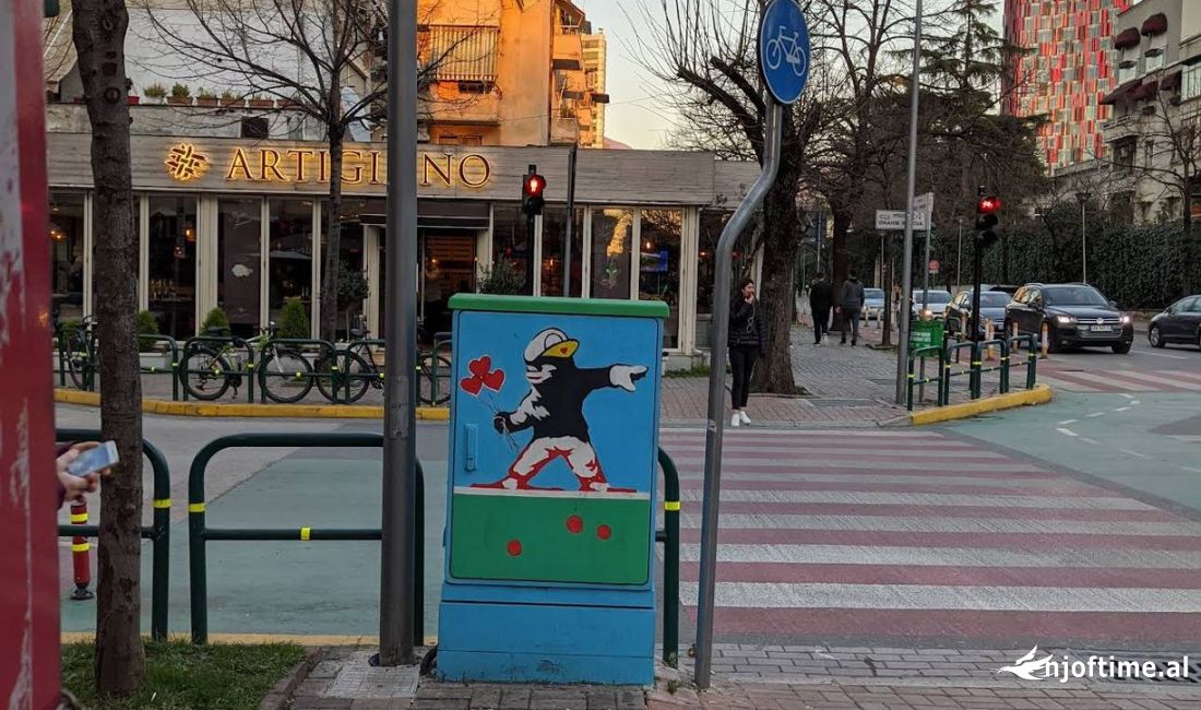 Dyqan ne shitje ne Bllok, prane “Librit Universitar”, ne Tirane (ID 4171544)