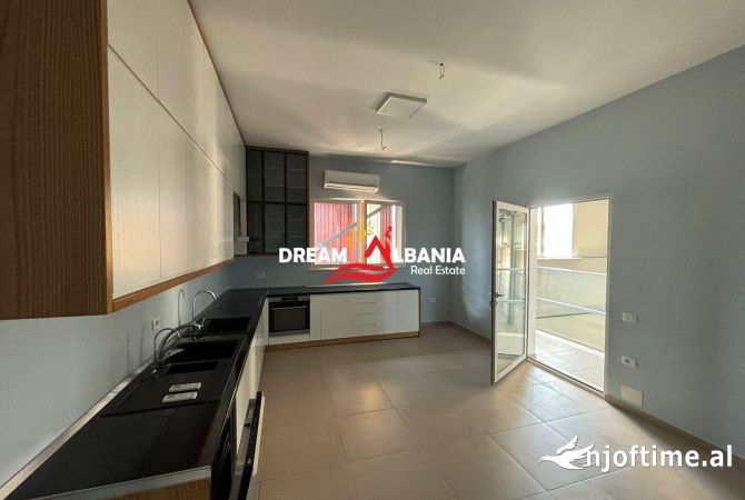 Ambiente Commerciale in Affitto 4+1 a Tirana - 5,500 Euro