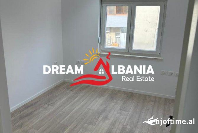 Ambiente Commerciale in Affitto 3+1 a Tirana - 800 Euro
