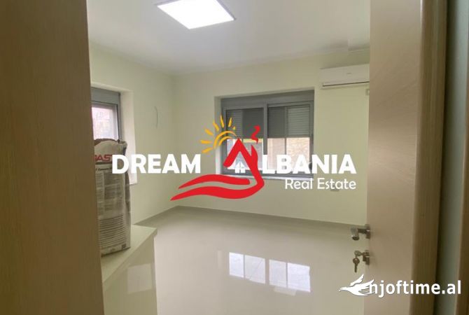 Ambiente Commerciale in Affitto 3+1 a Tirana - 600 Euro