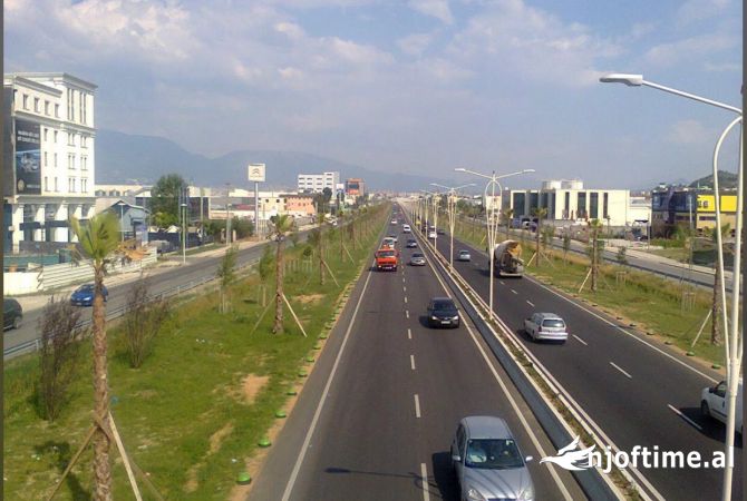 Ambiente Commerciale in Affitto 4+1 a Tirana - 600 Euro