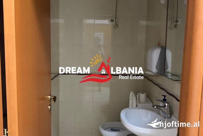 Ambiente Commerciale in Affitto 3+1 a Tirana - 700 Euro