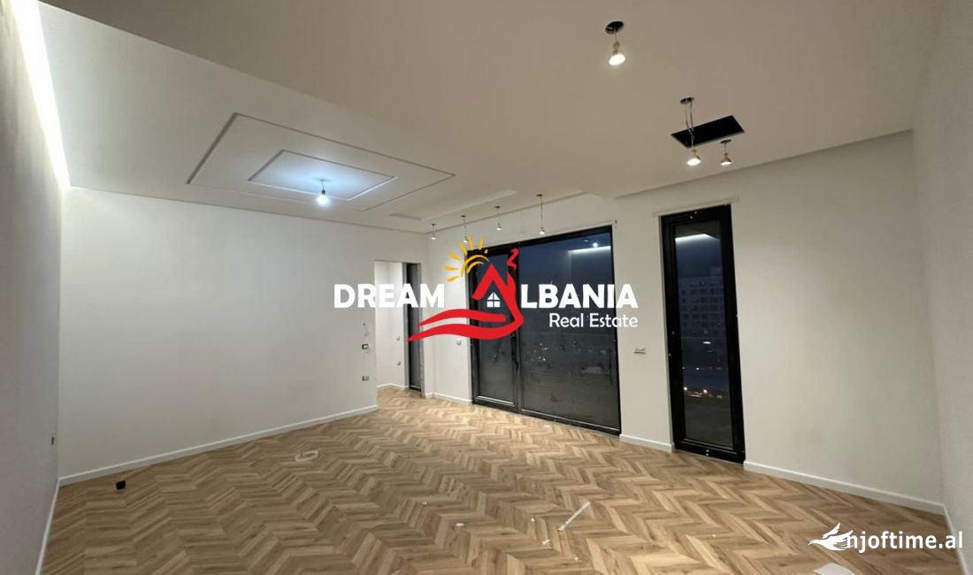 Ambjent zyrash me qera tek Kompleksi Delijorgji (ID 42611082)