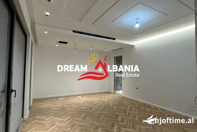 Ambiente Commerciale in Affitto 3+1 a Tirana - 2,200 Euro