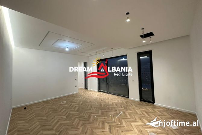 Ambiente Commerciale in Affitto 3+1 a Tirana - 2,200 Euro