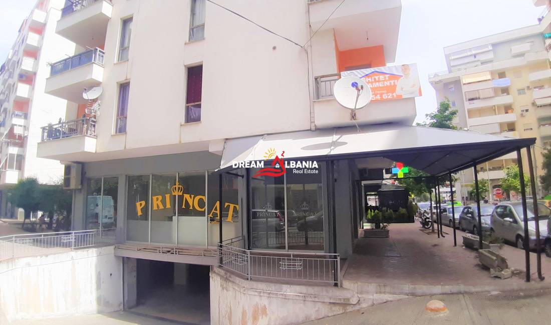 Dyqan ne SHitje ne Yzberisht te Bulevardi i Ri, buze rruge (ID 4171264)