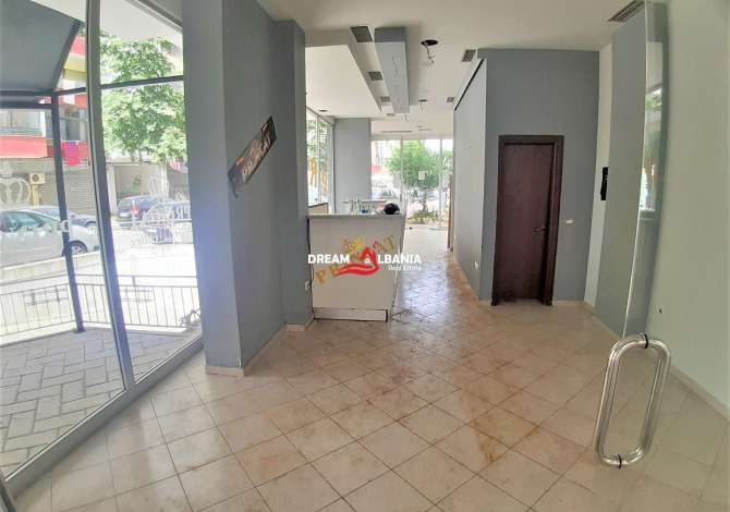 Dyqan ne SHitje ne Yzberisht te Bulevardi i Ri, buze rruge (ID 4171264)