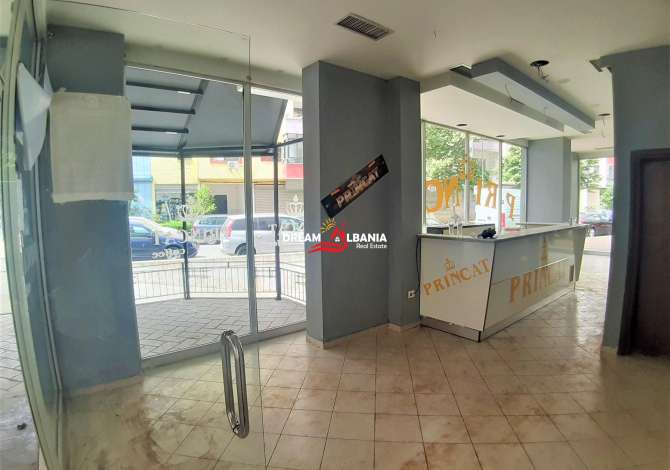 Dyqan ne SHitje ne Yzberisht te Bulevardi i Ri, buze rruge (ID 4171264)