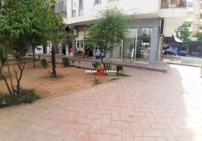 Dyqan ne SHitje ne Yzberisht te Bulevardi i Ri, buze rruge (ID 4171264)