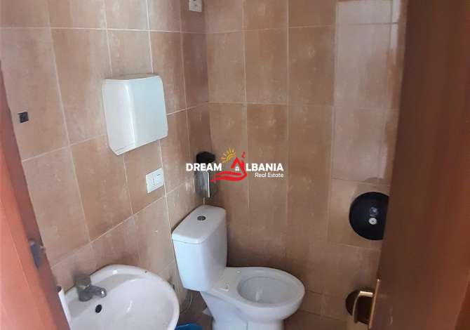 Dyqan ne SHitje ne Yzberisht te Bulevardi i Ri, buze rruge (ID 4171264)