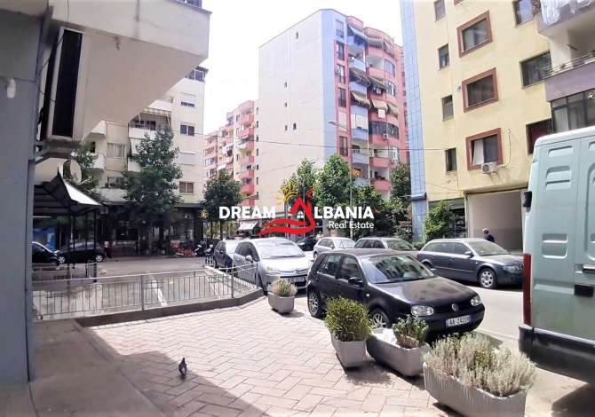 Dyqan ne SHitje ne Yzberisht te Bulevardi i Ri, buze rruge (ID 4171264)