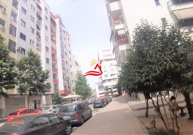 Dyqan ne SHitje ne Yzberisht te Bulevardi i Ri, buze rruge (ID 4171264)