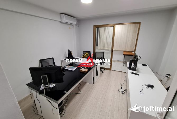 Ambiente Commerciale in Affitto 3+1 a Tirana - 790 Euro