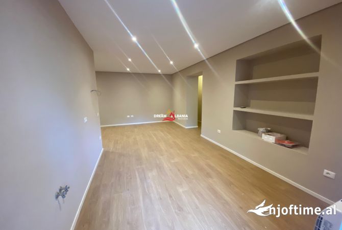 Ambiente Commerciale in Affitto 3+1 a Tirana - 950 Euro