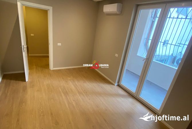 Ambiente Commerciale in Affitto 3+1 a Tirana - 950 Euro