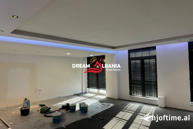Ambiente Commerciale in Affitto 3+1 a Tirana - 2,400 Euro