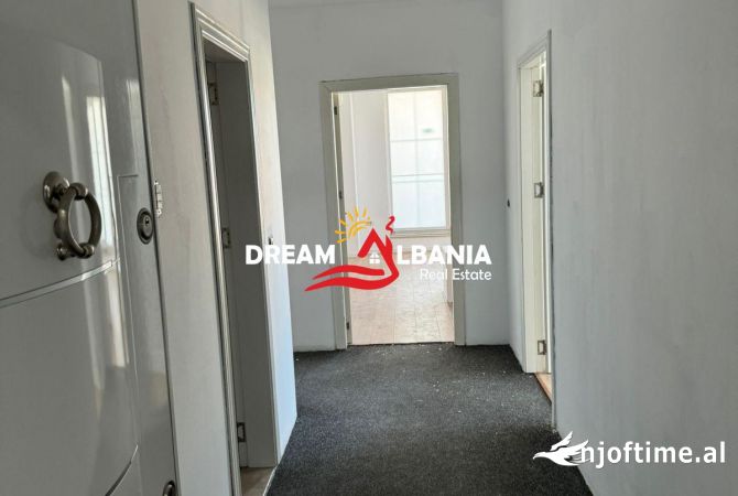 Ambiente Commerciale in Affitto 3+1 a Tirana - 2,400 Euro